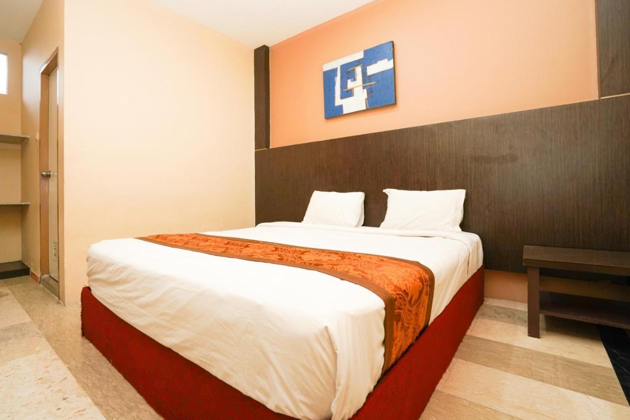 Avi Hotel Сурабая Экстерьер фото