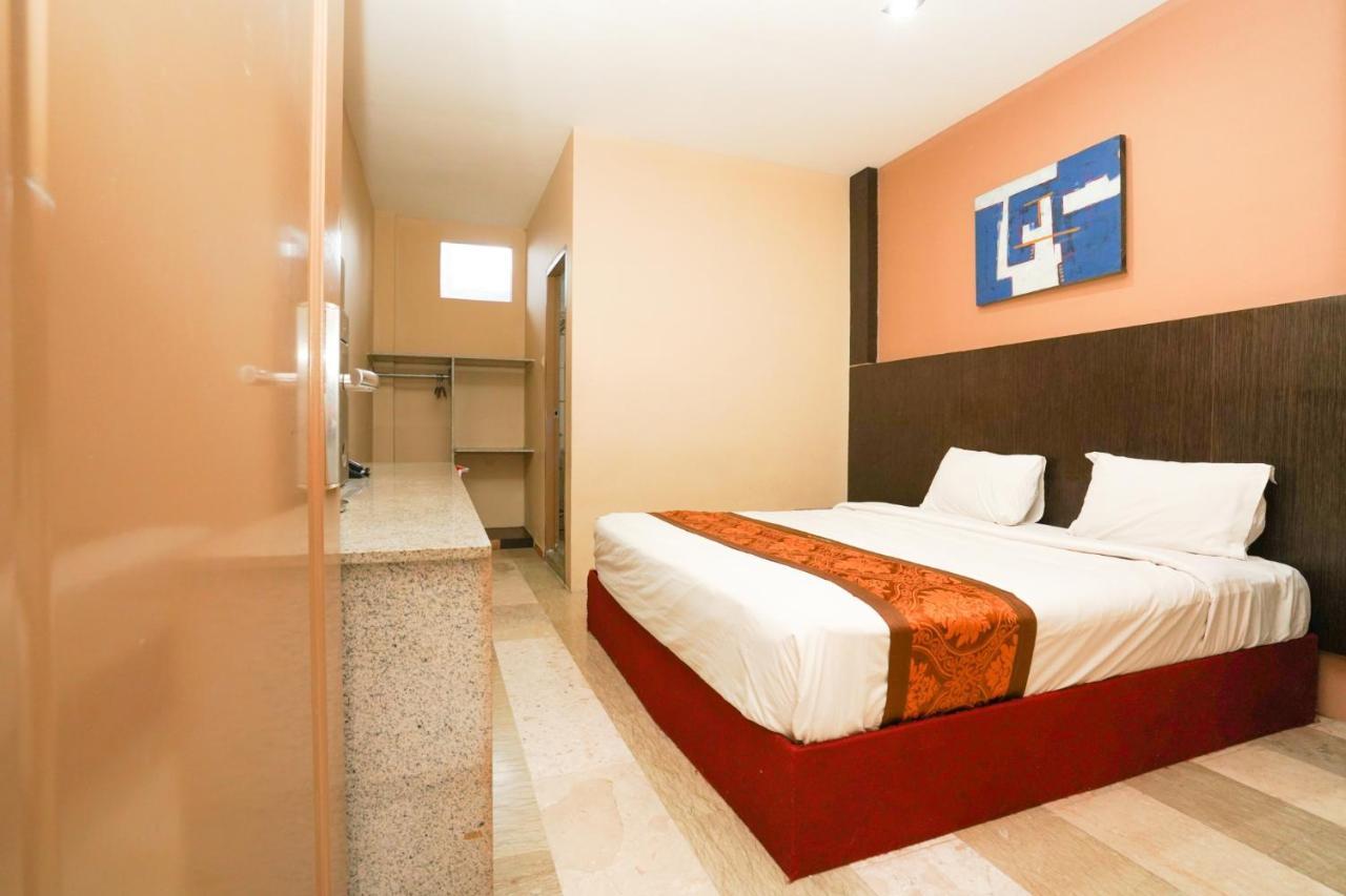 Avi Hotel Сурабая Экстерьер фото