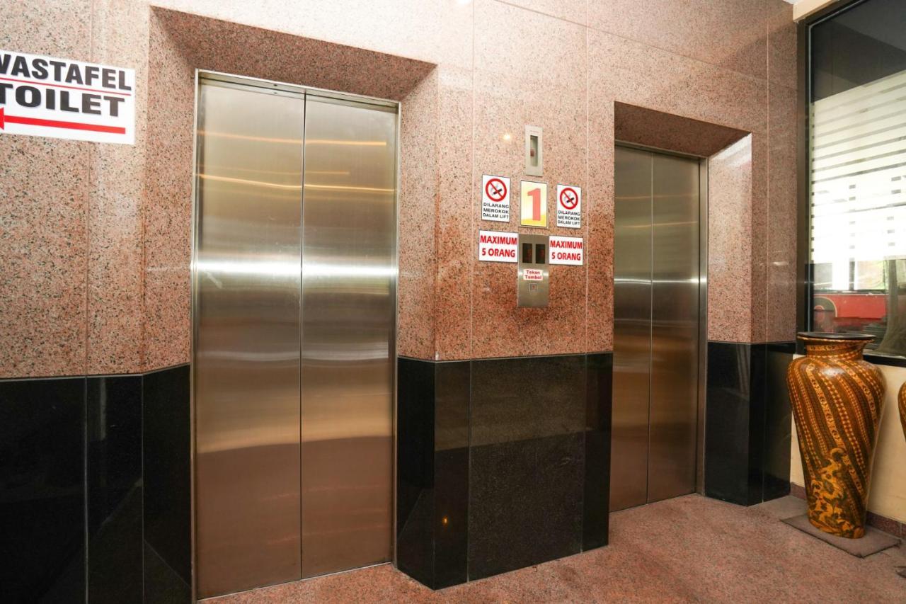 Avi Hotel Сурабая Экстерьер фото