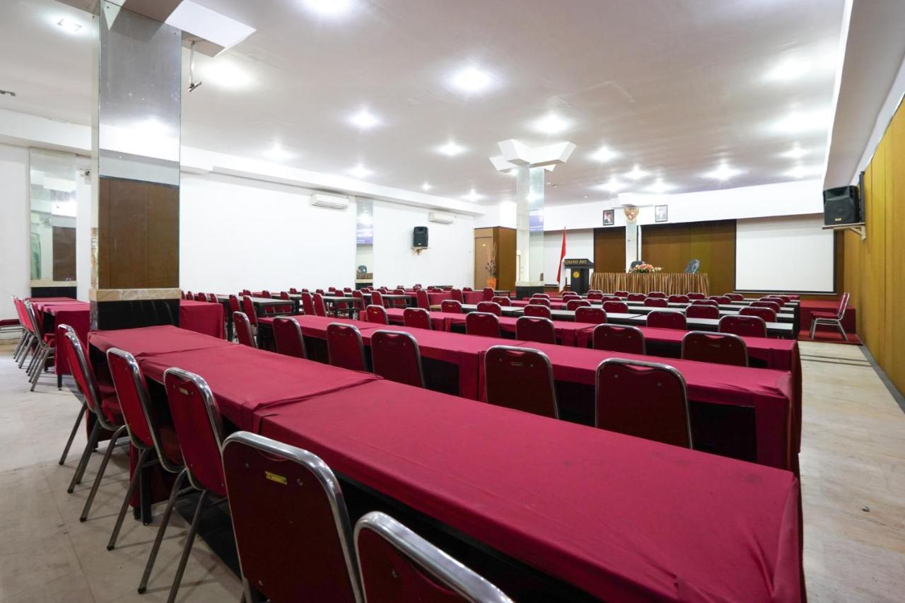 Avi Hotel Сурабая Экстерьер фото