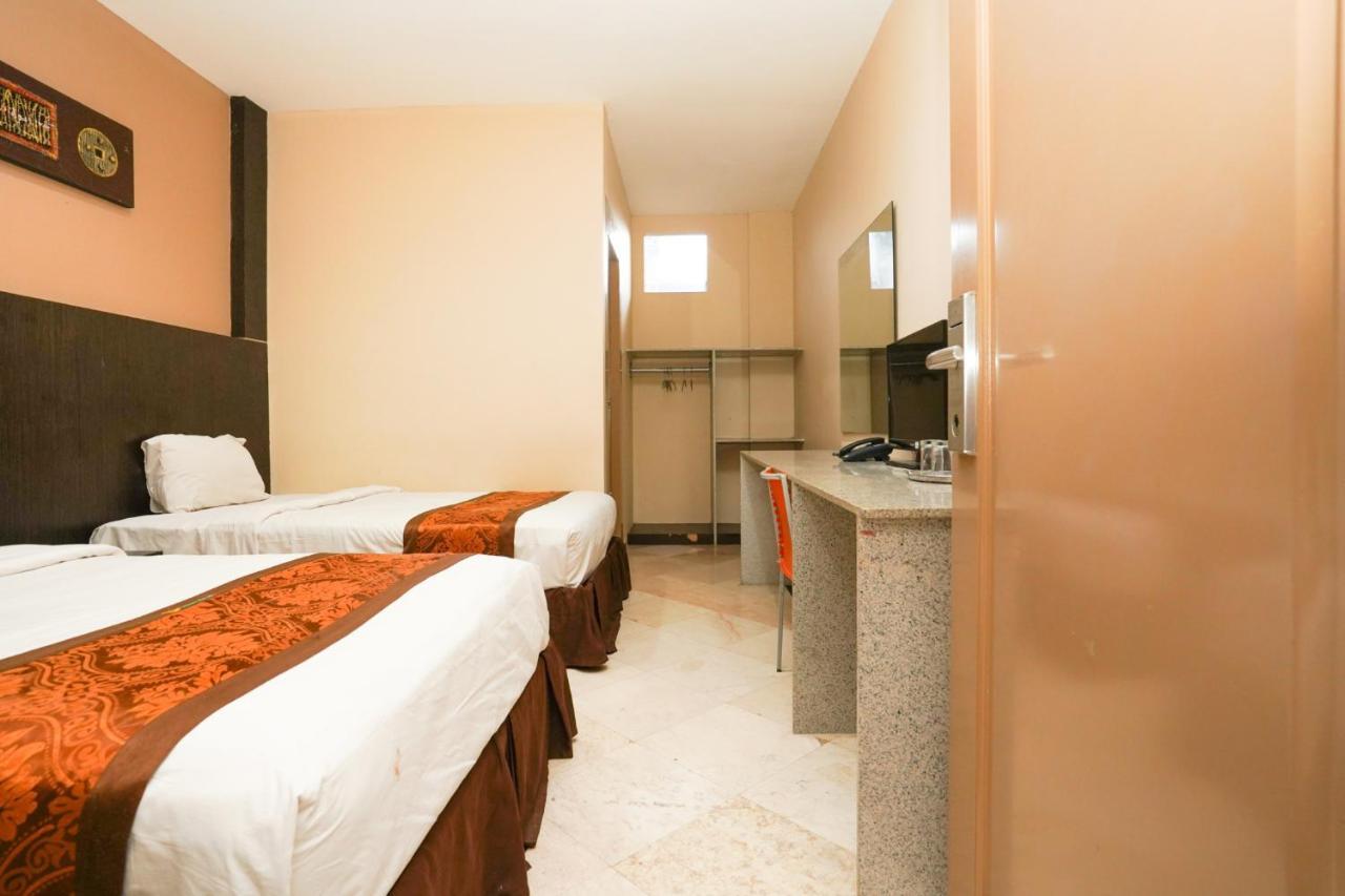 Avi Hotel Сурабая Экстерьер фото